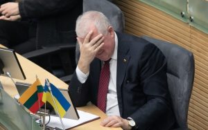 Dalis konservatorių išvertė kailį: saviems vadovams ribojimus nusprendė atšaukti, didelių įmonių vadovams leista pakelti algas